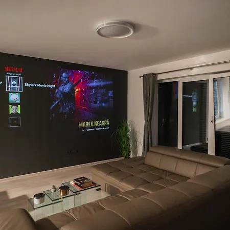 Daire Skylark - Tokyo Penthouse With Jacuzzi, Movie Theater & Panoramic View Braşov